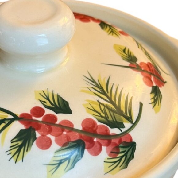 Wendover Lane Double-Handled Lidded Stoneware Baking Dish Holly 8" x 4" - Picture 7 of 16